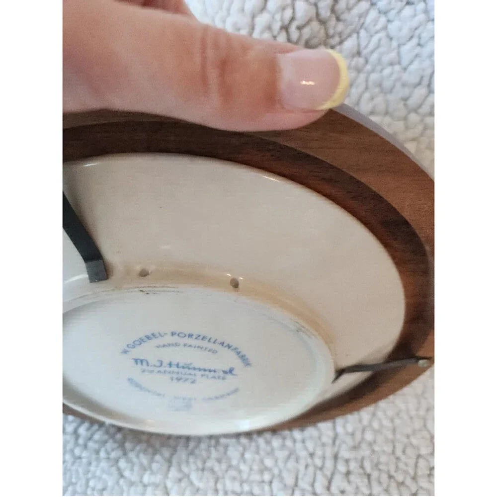 MJ Hummel 1972 2nd Annual Plate hand paint child ceramic plate and wooden frame